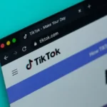 What does tapping the screen on TikTok live do?